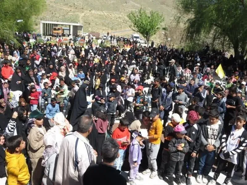 همایش بزرگ پیاده روی خانوادگی همراه با عطر افشانی قبور مطهر شهدای گمنام