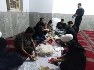 تهیه وعده غذایی و توزیع بین زائرین جامانده از زیارت در خرمشهر
