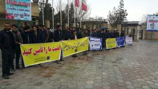 تجمع اعتراض آمیز کارکنان فولاد سفید دشت مقابل استانداری