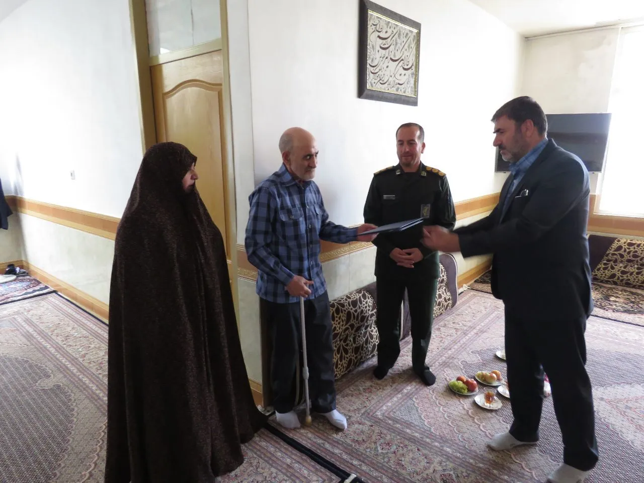دیدار فرماندار و فرمانده ناحیه مقاومت بسیج فریدن با خانواده معظم شهدا و ایثارگران