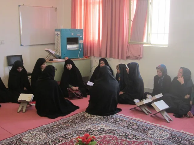 برپایی نمایشگاه عفاف‌وحجاب و جلسات بصیرتی در مسجد جامع شهر سامن+تصاویر