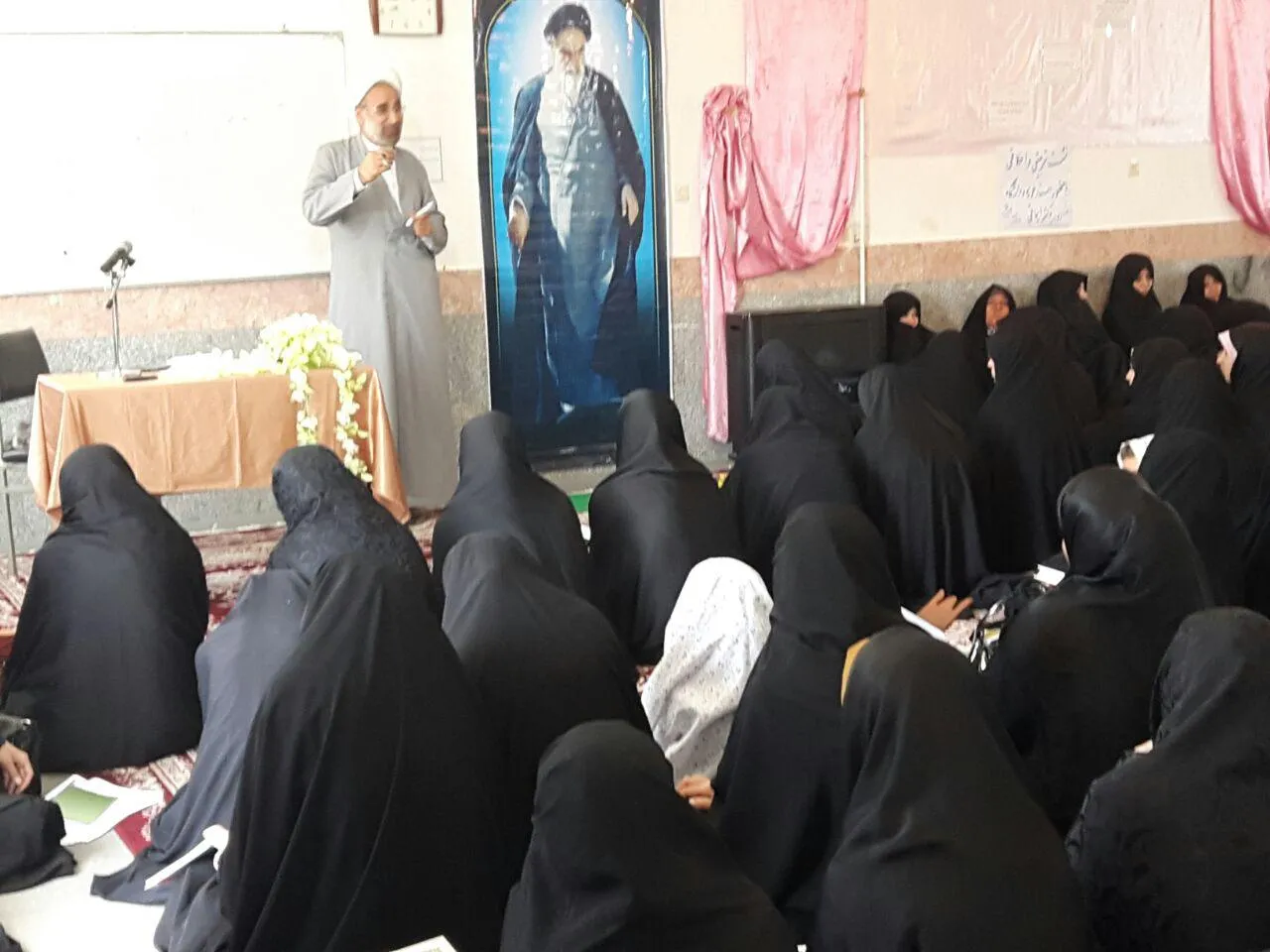 ترویج فرهنگ نمازخوانی در جامعه بسیاری از مشکلات را حل می‌کند