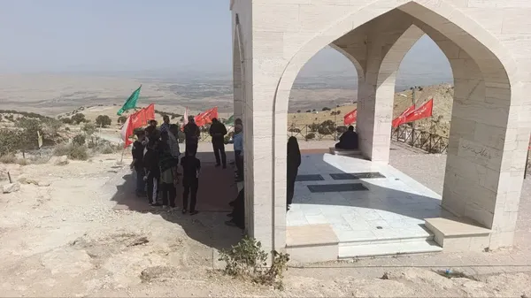 بسیجیان کاروان راهیان نور شهرستان کردکوی در دومین روز از اردوی راهیان نور غرب کشور، از یادمان شهدای بازی&zwnj;دراز بازدید کردند.