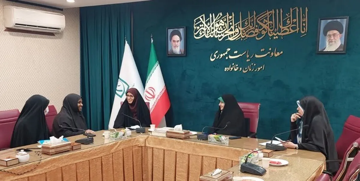 خزعلی، معاون امور زنان رئیس‌جمور با خانم احمدکاروفی، مشاور عالی شیخ زکزاکی و مادر پنج شهید دیدار و گفت‌وگو گرد.