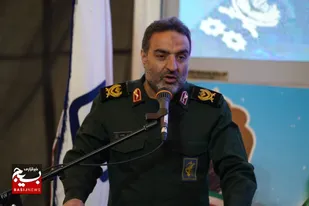 با حاج قاسم پیمان می بندیم که با ولایت بمانیم