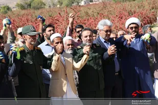 بازدید سردار زهرایی از فعالیت جهادگران در مزارع زرشک روستای تخته جان