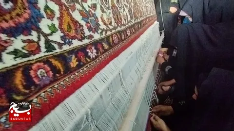 بانوان حرم ساز شهرستان فارسان ۱۲تخته فرش به ستادعتبات تحویل دادند
