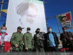 تمثال مبارک حضرت امام خمینی(ره) در چادگان گلباران شد