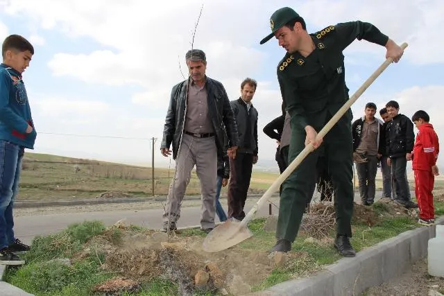 کاشت ۱۰۰ اصله نهال در روستای حسین‌آباد عاشوری+تصاویر