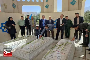 غبارروبی و عطرافشانی گلزار مطهر شهدای گمنام بام ملایر به مناسبت هفته دفاع مقدس