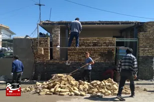 &nbsp;مرمت دیوار پایگاه شهید باهنر روستای گیودره توسط جهادگران این روستا