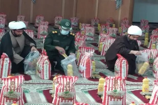 توزیع ۱۴۰۰ بسته معیشتی بین سیل زدگان و نیازمندان شهرستان مهر