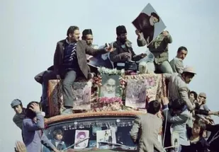 در دهه فجر استقلال، آزادی و جمهوری اسلامی جایگزین رژیمی نامیمون شد