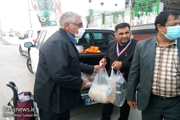 توزیع بسته های معیشتی با دست پدران شهدا به نیازمندان