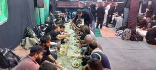 خدمات رسانی موکب قتیل العبرات استان زنجان برای زائران اربعین/پخت و توزیع روزانه ۵۰۰ پرس غذای گرم در کربلا