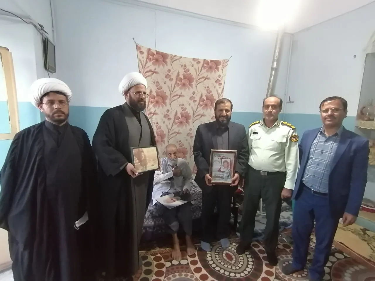 دیدار با خانواده تنها شهید کارمند شهرستان زرند