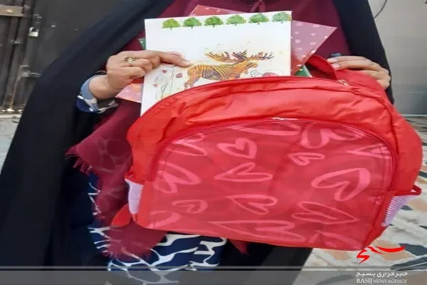 ۵۰ کیف همراه با لوازم التحریر به دانش آموزان مستعد حاشیه شهر زاهدان اهدا شد