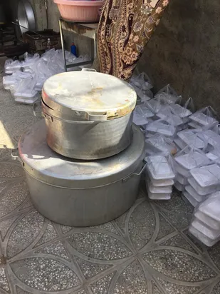 طبخ و توزیع ۴۵۰ پرس غذای نذری توسط گروه جهادی سردار شهید مصطفی زبیر بخشیان سازمان بسیج جامعه پزشکی سپاه فتح استان +(تصاویر )