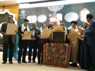 جبهه مقابل سردار سلیمانی جبهه باطل است/ حاج قاسم با شهادتش تمام نشده است / یک کتاب  و یک اثر هنری رونمایی شدند