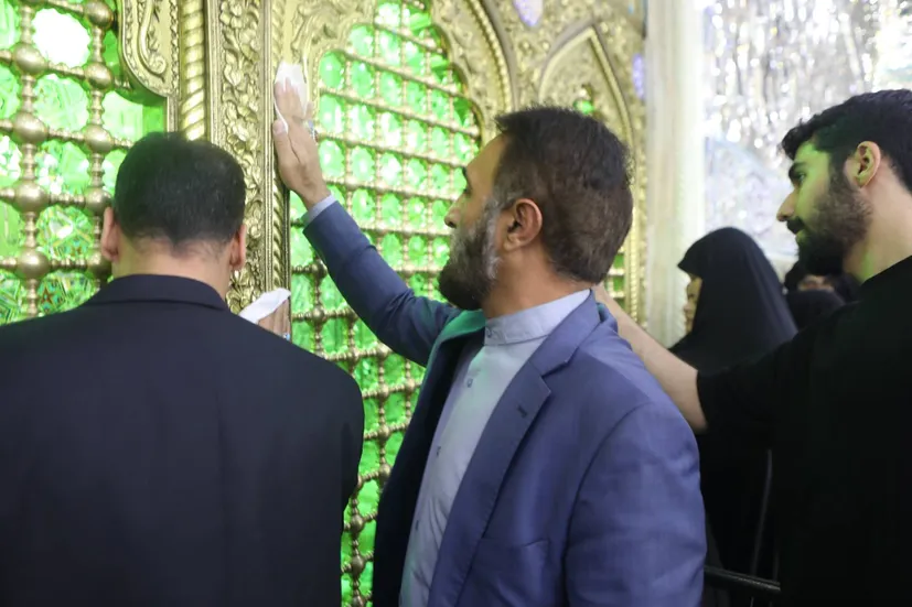 غبارروبی مضجع شریف بانوی کرامت توسط مسئولین سازمان بسیج مداحان