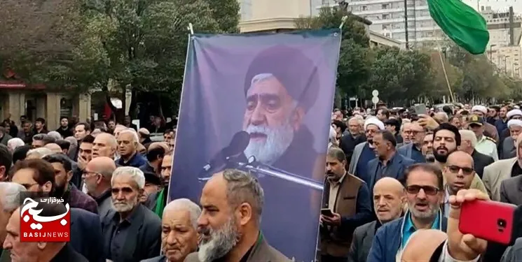 وداع مردم مشهد با مرثیه‌خوان حرم رضوی/ پیکر 