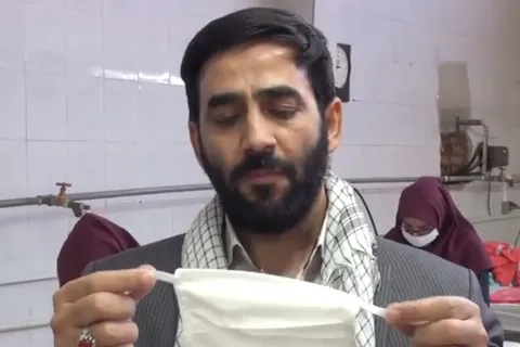 آموزش استفاده از ماسک ابتکاری بسیج در حین بازدید از کارگاه تولید ماسک توسط مسئول بسیج اصناف