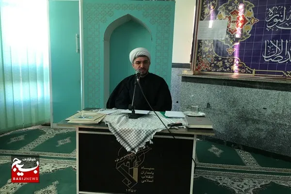 سپاه با عنصر معنویت در برابر دشمن ایستاده است