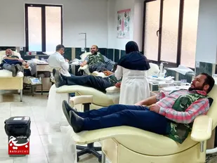 حضور خبرنگاران بسیجی در پایگاه انتقال خون شاهرود و اهدا خون