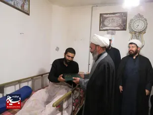 دیدار جمعی از مسئولان با جانباز حافظ آرای مردم در درگز