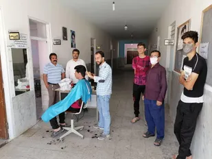 کارگاه آموزشی و خدماتی آرایشگران مردانه توسط جهاد گران فاطمی شهرستان اردکان
