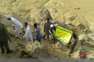به مناسبت گرامیداشت هفته بسیج مراسم کوهپیمایی در شهرستان کنارک،روستای پزم برگزار شد