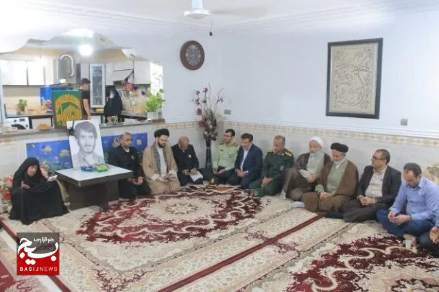 بیرق روضه منور ثامن الحجج (ع) مهمان منزل شهید دشتستانی شد