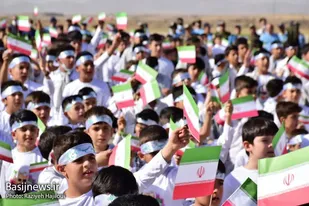 اجرای سرود &laquo;سلام فرمانده&raquo; در پایگاه سوم شکاری نوژه همدان