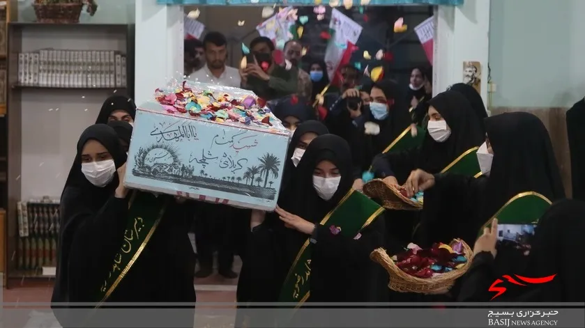 ادای احترام دانش آموزان قمی به پیکر شهید گمنام