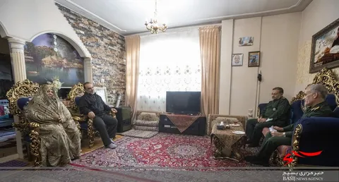 دیدار سردار سلیمانی با خانواده شهید محمدیان