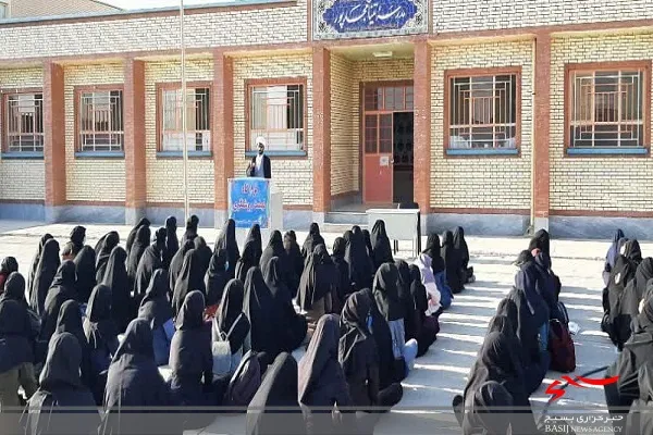 دانش آموز انقلابی ولایت مدار و استکبارستیز است