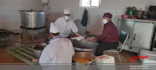 تهیه و توزیع غذای گرم و بسته های معیشتی توسط گردان 112لشکر 14 امام حسین(علیه السلام)