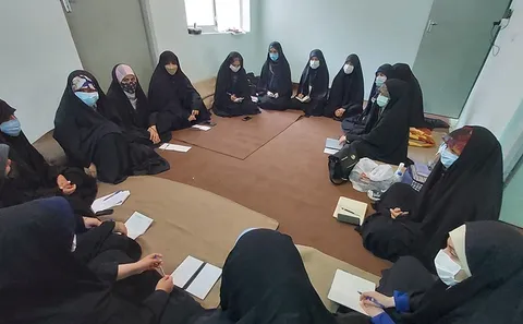 خواهران این محله دوشادوش برادران در حال خدمت‌رسانی