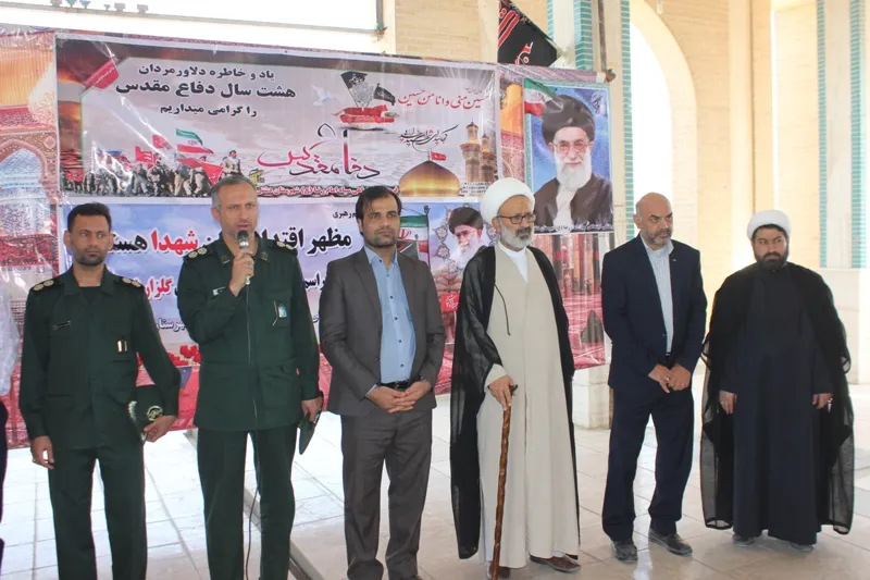 غبارروبي گلزار شهدا به‌مناسبت هفته دفاع مقدس در شهرستان دشتی