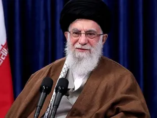 آغاز سخنرانی رهبر انقلاب همزمان با سالروز قیام ۲۹ بهمن مردم تبریز/ پخش زنده از رسانه ملی