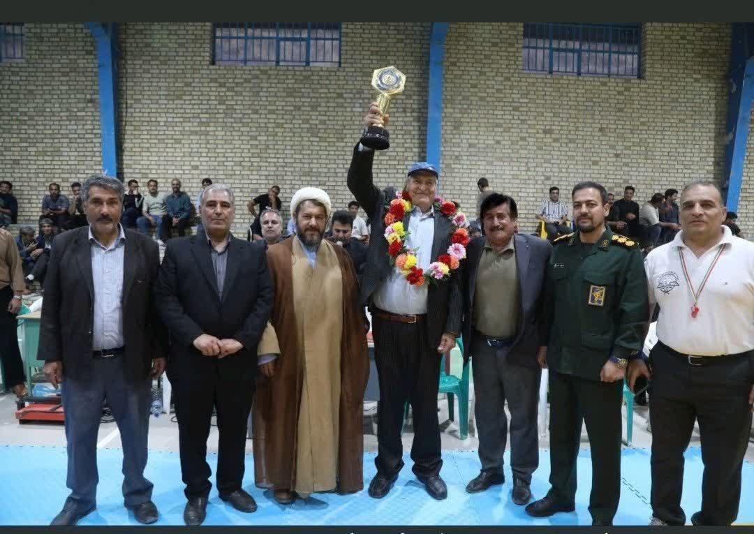 پهلوانان در برابر دشمن زانو نمی‌زنند