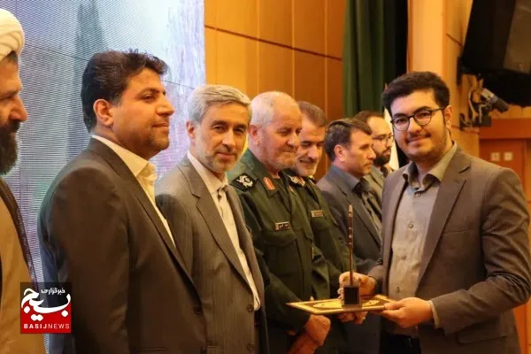 تجلیل از خبرنگار خبرگزاری بسیج در جشنواره جوانان برتر استان همدان