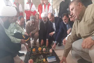 غبارروبی و عطرافشانی قبور مطهر شهدای شهرستان دشتی با حضور مسئولان برگزار شد
