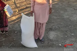توززیع 20 کیسه آرد بین نیازمندان روستای مرزی سهیل در چابهار