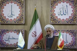 همه باید سپر&zwnj;هایی برای دفع تیر&zwnj;ها برای حفظ حاکمیت دین، نظام و پاسداری از ولایت فقیه داشته باشیم