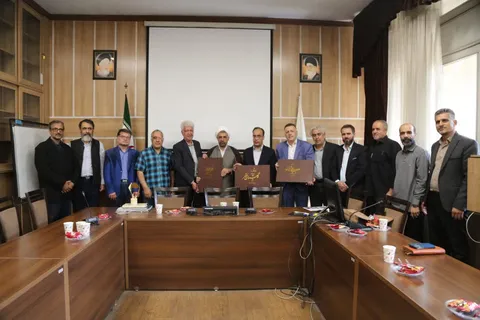 ۳ مجلد از آثار خوشنویسی استاد اکرمی به موزه کتابخانه مرکزی دانشکاه تهران اهدا شد