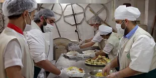 توزیع ۲۰ هزار پرس غذای متبرک بین زلزله&zwnj;زدگان سی&zwnj;سخت
