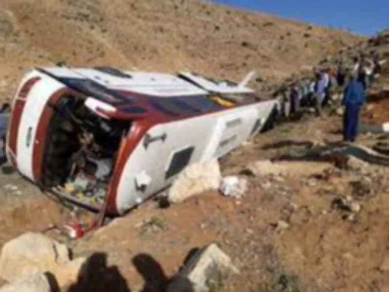 اعزام مصدومان حادثه واژگونی اتوبوس به مرز مهران
