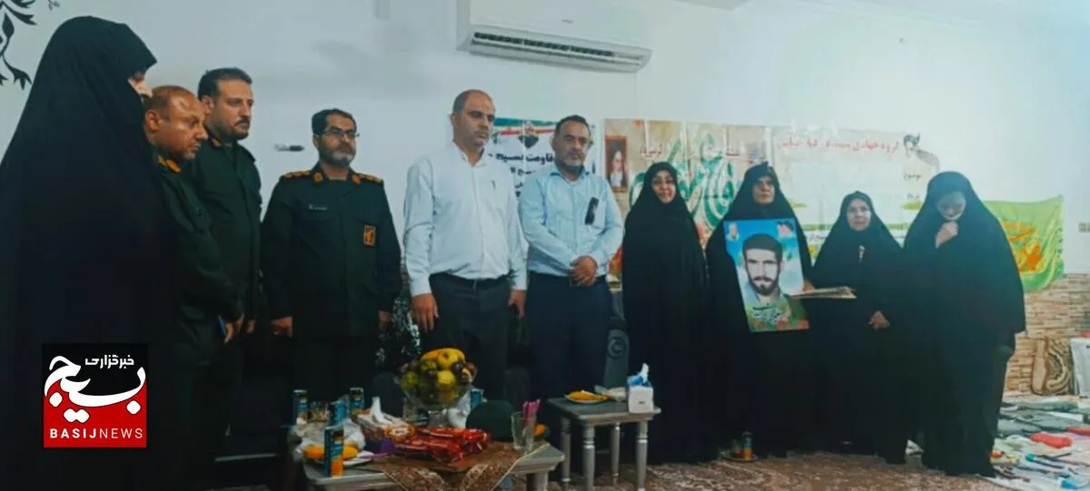 تجلیل از خانواده شهید علیباش حیدری در هفته دفاع مقدس