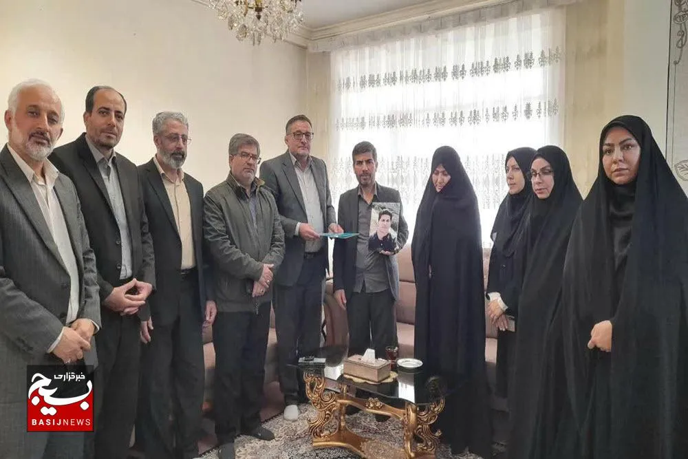 دیدار مسئولان دانشگاه آزاد همدان با خانواده شهید «اسماعیل زهدی»